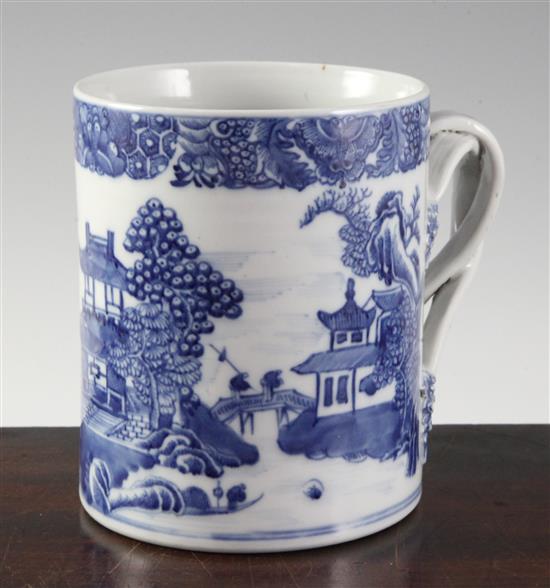 A large Chinese export blue and white mug, Qianlong period, 14.5cm